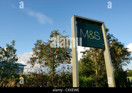 Le produit phare du magasin Marks & Spencer à Cheshire Oaks, Cheshire, Royaume-Uni qui s'ouvre au public à 10h00 mercredi 29 août 2012. Il sera ouvert par Directeur Marc Bolland avec Joanna Lumley. Banque D'Images