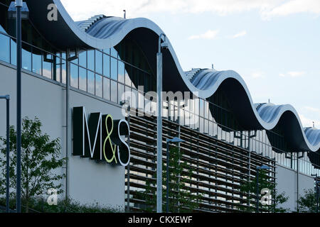 Le produit phare du magasin Marks & Spencer à Cheshire Oaks, Cheshire, Royaume-Uni qui s'ouvre au public à 10h00 mercredi 29 août 2012. Il sera ouvert par Directeur Marc Bolland avec Joanna Lumley. Banque D'Images