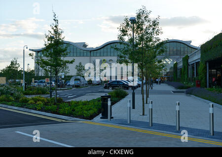 Le produit phare du magasin Marks & Spencer à Cheshire Oaks, Cheshire, Royaume-Uni qui s'ouvre au public à 10h00 mercredi 29 août 2012. Il sera ouvert par Directeur Marc Bolland avec Joanna Lumley. Banque D'Images