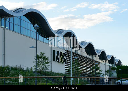 Le produit phare du magasin Marks & Spencer à Cheshire Oaks, Cheshire, Royaume-Uni qui s'ouvre au public à 10h00 mercredi 29 août 2012. Il sera ouvert par Directeur Marc Bolland avec Joanna Lumley. Banque D'Images