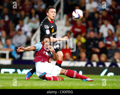 28.06.12 Londres, Angleterre : Nicky Maynard de West Ham s'attaque, Gregor Robertson lors de la Capital One Cup Deuxième tour entre West Ham United et Crewe Alexandra au Boleyn Ground Upton Park, le 28 août 2012 à Londres, en Angleterre. Banque D'Images