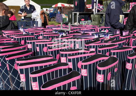 Un blocage de démarrage wellington à vendre des bottes en caoutchouc pays montrent juste chaussures saisons saison de protection de l'eau saisonnière flaques flaque humide wellies Banque D'Images