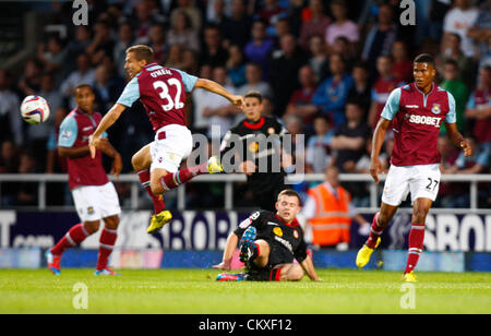 28.08.2012. Londres, Angleterre : Gary O'Neil de West Ham United s'attaque, Gregor Robertson lors de la Capital One Cup Deuxième tour entre West Ham United et Crewe Alexandra au Boleyn Ground Upton Park, le 28 août 2012 à Londres, en Angleterre. Banque D'Images