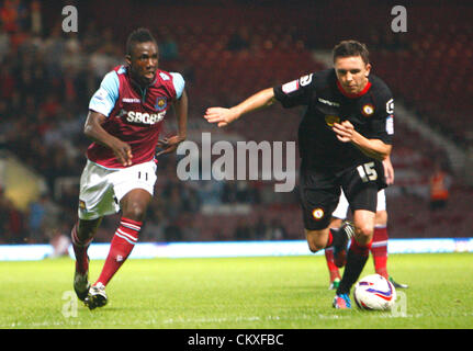 28.08.2012. Londres, Angleterre. Gregor Robertson de Crewe Alexandra et Modibo Maiga de West Ham United au cours de la Capital One Cup Deuxième tour entre West Ham United et Crewe Alexandra au Boleyn Ground Upton Park, le 28 août 2012 à Londres, en Angleterre. Banque D'Images