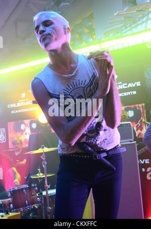 New York, USA. 28 août 2012. Tyler Glenn en apparence en magasin pour la série de concerts Cave Ventilateur MLB avec Neon Trees, MLB Fan Cave, New York, NY, le 28 août 2012. Photo par : Derek Storm/Everett Collection/Alamy Live News Banque D'Images