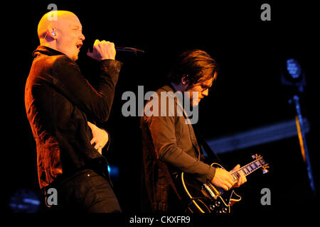 Toronto, Canada. Le 28 août 2012. American piano rock The Fray fonctionne à l'Amphithéâtre Molson Canadian. En photo, le chanteur Isaac Slade. (DCP/N8N) Crédit : © n8n photo / Alamy Live News Banque D'Images