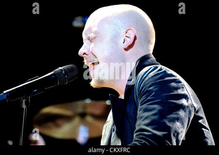 Toronto, Canada. Le 28 août 2012. American piano rock The Fray fonctionne à l'Amphithéâtre Molson Canadian. En photo, le chanteur Isaac Slade. (DCP/N8N) Crédit : © n8n photo / Alamy Live News Banque D'Images