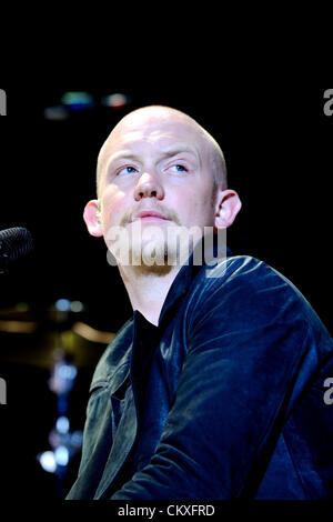 Toronto, Canada. Le 28 août 2012. American piano rock The Fray fonctionne à l'Amphithéâtre Molson Canadian. En photo, le chanteur Isaac Slade. (DCP/N8N) Crédit : © n8n photo / Alamy Live News Banque D'Images