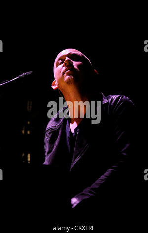 Toronto, Canada. Le 28 août 2012. American piano rock The Fray fonctionne à l'Amphithéâtre Molson Canadian. En photo, le chanteur Isaac Slade. (DCP/N8N) Crédit : © n8n photo / Alamy Live News Banque D'Images