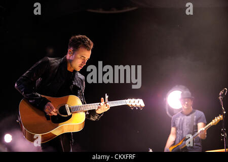 Toronto, Canada. Le 28 août 2012. American piano rock The Fray fonctionne à l'Amphithéâtre Molson Canadian. En photo, le guitariste Joe King. (DCP/N8N). Crédit : n8n photo / Alamy Live News Banque D'Images