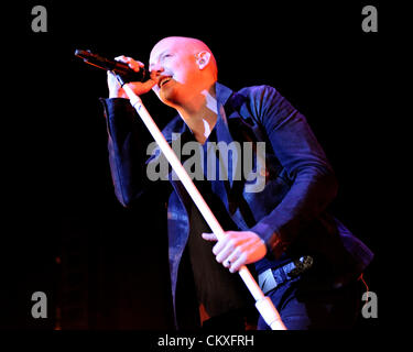 Toronto, Canada. Le 28 août 2012. American piano rock The Fray fonctionne à l'Amphithéâtre Molson Canadian. En photo, le chanteur Isaac Slade. (DCP/N8N) Crédit : © n8n photo / Alamy Live News Banque D'Images