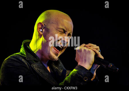 Toronto, Ontario, Canada. Le 28 août 2012. ISAAC SLADE, chanteur du groupe de rock américain piano "La Mêlée" fonctionne à l'Amphithéâtre Molson à Toronto (Image Crédit : Crédit : Igor Vidyashev ZUMAPRESS.com/Alamy/Live News) Banque D'Images