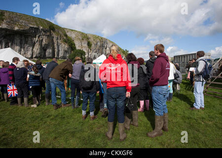 Le Yorkshire, UK. 28 août 2012. Les spectateurs à la 115e assemblée annuelle Kilnsey Show & Sports sur vacances de banque Mardi, 28 août, 2012. Les Yorkshire Dales showpiece est organisée par la Société d'Agriculture Wharfedale près de Kilnsey Crag, 12 miles au nord de Skipton. Credit : Cernan Elias / Alamy Live News Banque D'Images