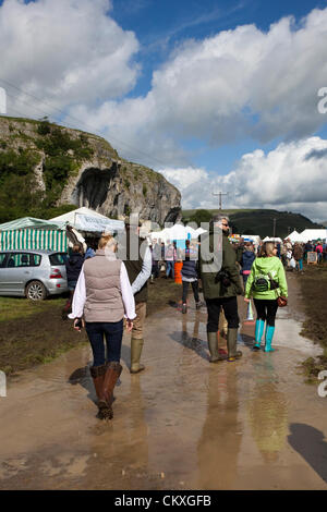 Le Yorkshire, UK. 28 août 2012. Pluie de flaques et chemins à la 115e assemblée annuelle Kilnsey Show & Sports sur vacances de banque Mardi, 28 août, 2012. Les Yorkshire Dales showpiece est organisée par la Société d'Agriculture Wharfedale près de Kilnsey Crag, 12 miles au nord de Skipton. Credit : Cernan Elias / Alamy Live News Banque D'Images