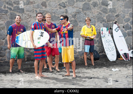 LAS PALMAS, îles Canaries, Espagne-29 août 2012 : jeunes surfeurs non identifiés de l'Université École de Surf et Surf Camp Las Palmas au cours d'une réunion informelle de la concurrence, formé comme un match de foot avec 11 surfeurs dans chaque équipe, une équipe est vêtus de T-shirts de football club F.C. Barcelone, l'autre par le Real Madrid. Banque D'Images