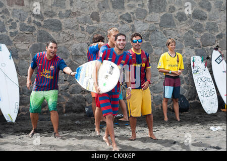 LAS PALMAS, îles Canaries, Espagne-29 août 2012 : jeunes surfeurs non identifiés de l'Université École de Surf et Surf Camp Las Palmas au cours d'une réunion informelle de la concurrence, formé comme un match de foot avec 11 surfeurs dans chaque équipe, une équipe est vêtus de T-shirts de football club F.C. Barcelone, l'autre par le Real Madrid. Banque D'Images