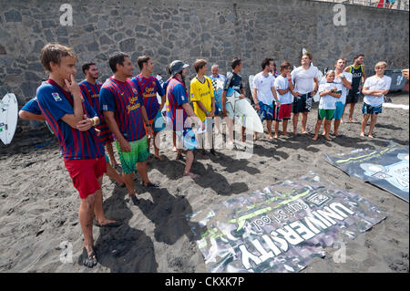 LAS PALMAS, îles Canaries, Espagne-29 août 2012 : jeunes surfeurs non identifiés de l'Université École de Surf et Surf Camp Las Palmas au cours d'une réunion informelle de la concurrence, formé comme un match de foot avec 11 surfeurs dans chaque équipe, une équipe est vêtus de T-shirts de football club F.C. Barcelone, l'autre par le Real Madrid. Banque D'Images