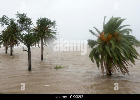 New Orleans, USA. 28 août, 2012. L'ouragan Isaac approches tempête le mardi 28 août 2012 sur le lac Pontchartrain's southshore sur Lakeshore Drive et Canal Boulevard. De nombreux résidents ont payé une visite de dernière minute pour le lac d'assister à l'inondation de Lakeshore Drive et les zones de loisirs qui normalement s'asseoir bien au-dessus de la surface de l'eau du lac. Banque D'Images