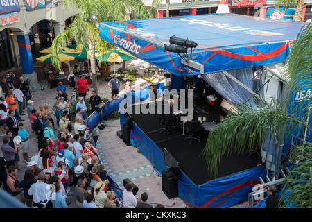 Tampa, Fl. USA. Aug 28, 2012 - stand en plein air dans la région de MSNBC Channelside Entertainment Complex, Chris Mattews dur diffuse en direct lors de la Convention Nationale Républicaine. Banque D'Images