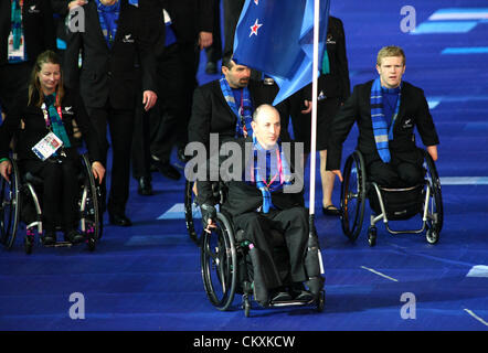 29.08.2012 Stratford, en Angleterre. La cérémonie d'ouverture des Jeux Paralympiques de 2012 à Londres au Stade olympique de Stratford. New Zealand's porte-drapeau Michael Johnson porte le drapeau lors de la cérémonie d'ouverture des Jeux Paralympiques Banque D'Images