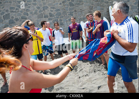 LAS PALMAS, îles Canaries, Espagne-29 août 2012 : jeunes surfeurs non identifiés de l'Université École de Surf et Surf Camp Las Palmas au cours d'une réunion informelle de la concurrence, formé comme un match de foot avec 11 surfeurs dans chaque équipe, une équipe est vêtus de T-shirts de football club F.C. Barcelone, l'autre par le Real Madrid. Banque D'Images