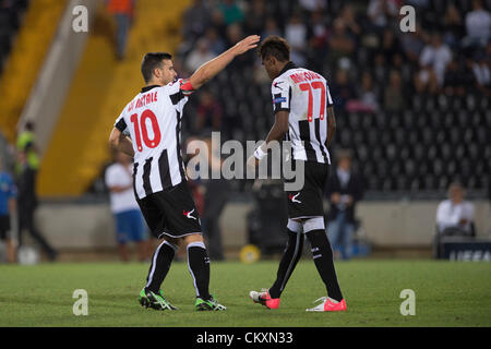 Udine, Italie. 28 août 2012. (L-R) Antonio Di Natale, Maicosuel (Udinese), le 28 août 2012 - Football / Soccer : Maicosuel de l'Udinese a l'air déprimé après avoir raté sa mort dans les tirs au but au cours de l'UEFA Champions League Play-off 2e match aller entre l'Udinese 1(4-5)1 Braga au Stadio Friuli à Udine, Italie. (Photo de Maurizio Borsari/AFLO) Banque D'Images