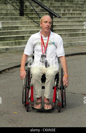 Cardiff, Wales, UK. 30Th Aug 2012. Photo : Simon Richardson cycliste paralympique MBE en dehors de la Crown Court Cardiff après la condamnation d'Adams. Re : Un agriculteur a été emprisonné pendant 18 mois pour en blessant gravement champion cycliste paralympique Colin Richardson par Cardiff Crown Court. Richardson, 44 ans, qui a remporté deux médailles d'or et une d'argent en 2008, a été la formation pour les Jeux de Londres sur la A48 près de Bridgend en août de l'année dernière. à une audience antérieure, un jury à Newport Crown Court trouvé Edward Adams, 60 ans, de Bridgend, coupable de conduite dangereuse. Credit : D Legakis / Alamy Live News Banque D'Images