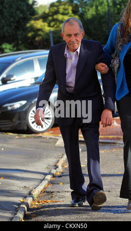 Cardiff, Wales, UK. 30Th Aug 2012. Sur la photo : Edward Adams arrivant à Cardiff Crown Court. Re : Un fermier qui a été reconnu coupable de conduite dangereuse après de graves blessures champion cycliste paralympique Colin Richardson est due à être condamné aujourd'hui par le Tribunal de la Couronne de Cardiff. Simon Richardson, 44 ans, qui a remporté deux médailles d'or et une d'argent en 2008, a été la formation pour les Jeux de Londres sur la A48 près de Bridgend en août de l'année dernière. à une audience antérieure, un jury à Newport Crown Court trouvé Edward Adams, 60 ans, de Bridgend, coupable de conduite dangereuse. Credit : D Legakis / Alamy Live News Banque D'Images