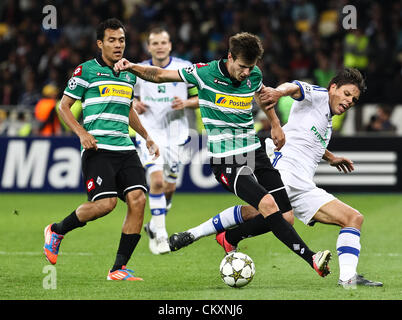 Kiev, Ukraine. 29 août 2012. Martin Stranzl (C) du Borussia se bat pour la balle avec Ognjen Vukoevic (R) de Dynamo lors de la deuxième éliminatoire de la Ligue des Champions de football match de jambe de l'Ukrainien FC Dynamo Kiev vs Borussia VfL Mönchengladbach de l'Allemagne à la stade Olympiyskyi à Kiev, Ukraine, 29 août 2012. Banque D'Images