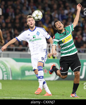 Kiev, Ukraine. 29 août 2012. Carré magique Xhanka (R) du Borussia se bat pour la balle avec Andriy Yarmolenko (R) de Dynamo lors de la deuxième éliminatoire de la Ligue des Champions de football match de jambe de l'Ukrainien FC Dynamo Kiev vs Borussia VfL Mönchengladbach de l'Allemagne à la stade Olympiyskyi à Kiev, Ukraine, 29 août 2012. Banque D'Images