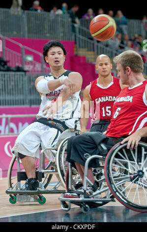 Stratford, London, UK. Jeudi 30 août 2012. Tetsuya Miyajima passe le ballon au cours de l'examen préliminaire du groupe B match de basket-ball en fauteuil roulant entre le Canada et le Japon. Banque D'Images