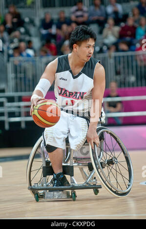 Stratford, London, UK. Jeudi 30 août 2012. Tetsuya Miyajimabrings le ballon pendant l'avant-groupe B match de basket-ball en fauteuil roulant entre le Canada et le Japon. Banque D'Images