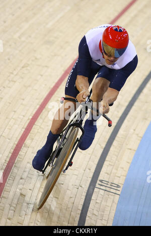 30.08.2012 Stratford, en Angleterre. Le cyclisme sur piste le jour 1 de les Jeux Paralympiques de 2012 à Londres au vélodrome olympique. Mark Lee Colbourne (GBR) en action au cours de la Men's Ind. C1-2-3 1km Banque D'Images