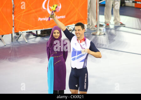 30.08.2012 Stratford, en Angleterre. Le cyclisme sur piste le jour 1 de les Jeux Paralympiques de 2012 à Londres au vélodrome olympique. Mark Lee Colbourne décroche sa médaille d'or chez les hommes Ind. C1-2-3 1km Banque D'Images