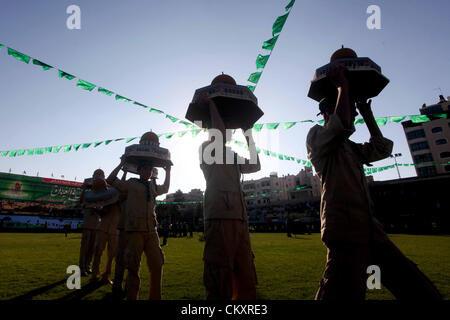 La ville de Gaza, la bande de Gaza. Jeudi 30 août 2012. Les scouts palestiniens portent des statues de l'esplanade des mosquée pendant un festival intitulé "Jérusalem dans nos yeux" organisé par le mouvement Hamas, marquant le 43e anniversaire de l'incendie de la mosquée al-Aqsa à Gaza le 30 août 2012. L'australien Michael Rohan Dennis juif a pris feu dans l'incendie de la mosquée al-Aqsa, le troisième lieu saint de l'Islam sur l'août 1969, et l'incendie a détruit une vieille de 1000 ans et précieuse chaire historique. Banque D'Images