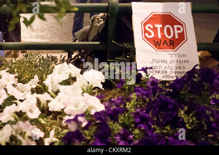 Jérusalem, Israël. 30Th Aug 2012. Arrêter la Guerre un signe fixe dans un lit de fleur lors d'une manifestation anti-guerre à Paris Square. Organisateurs préparé plus de signes que le simple deux douzaines de manifestants pouvaient porter. Jérusalem, Israël. 30-août-2012. Moins de deux douzaines de protestation sur la place de Paris et en mars à la résidence du Premier Ministre appelant les PM Benjamin Netanyahu et le ministre de la Défense Ehud Barak à déposer des intentions une frappe militaire sur les installations nucléaires iraniennes. Banque D'Images