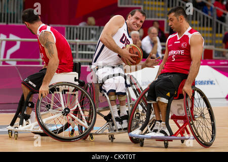 Joshua Turek, aux États-Unis, fait la course entre deux joueurs turcs lors d'un match de basket-ball en fauteuil roulant aux Jeux paralympiques de Londres de 2012. Banque D'Images