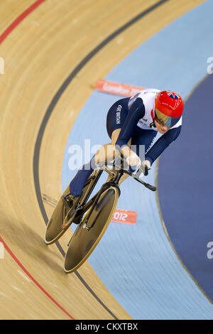 Sarah de la Grande-Bretagne vers les pédales histoire un record du monde dans le 3000 mètres C5 à la poursuite 2012 Jeux paralympiques de Londres. Banque D'Images