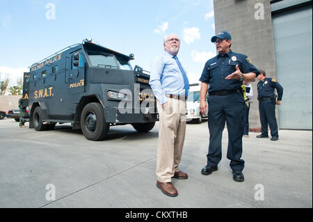 30 août 2012 - Tucson, Arizona, États-Unis - Rempl. RON BARBER (D-Arizona), membre de la Chambre, Comité de sécurité intérieure gauche, et Tucson Fire Department CHEF WAYNE JACKSON, droit, se tenir en face d'un service de police Tucson voiture blindée capable d'arrêter une série de calibre .50 à l'extérieur d'un centre de Tucson (Arizona) sous-station de police. Salon de coiffure était sur place en savoir plus sur le matériel acheté d'urgence avec l'appui du DHS. Selon la police, les compressions ont quitté le financement de véhicules blindés, de confinement bombe remorques et vulnérables. personnel SWAT Salon de coiffure a souligné l'importance du soutien fédéral de loca Banque D'Images