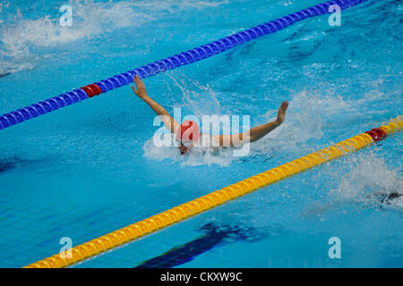 30.08.2012 Stratford, en Angleterre. Women's 100m papillon - S9. Stephanie MILLWARD (GBR) en action au cours de la 1re journée de Les Jeux Paralympiques de 2012 à Londres au centre aquatique. Banque D'Images