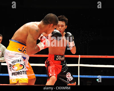 (L-R) Sonny Boy Jaro (PHI), Toshiyuki Igarashi (JPN), le 16 juillet 2012 - Boxe : Toshiyuki Igarashi du Japon en action contre Sonny Boy Jaro des Philippines au cours de la masselotte WBC title bout à l'Escadre Hat Kasukabe à Saitama, Japon. (Photo par Mikio Nakai/AFLO) Banque D'Images