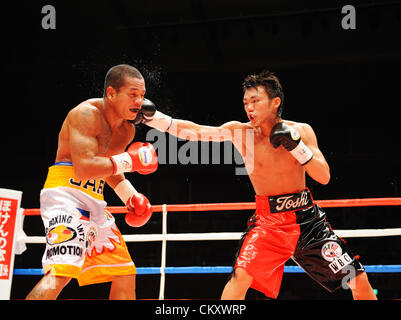 (L-R) Sonny Boy Jaro (PHI), Toshiyuki Igarashi (JPN), le 16 juillet 2012 - Boxe : Toshiyuki Igarashi du Japon hits Sonny Boy Jaro des Philippines au cours de la masselotte WBC title bout à l'Escadre Hat Kasukabe à Saitama, Japon. (Photo par Mikio Nakai/AFLO) Banque D'Images