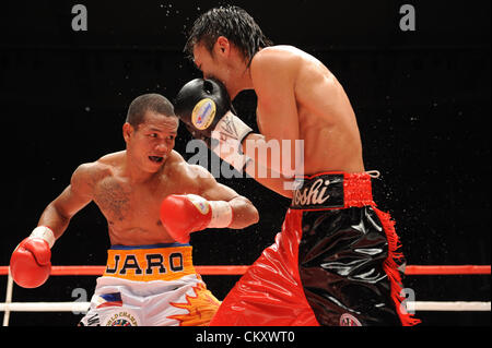 (L-R) Sonny Boy Jaro (PHI), Toshiyuki Igarashi (JPN), le 16 juillet 2012 - Boxe : Sonny Boy Jaro des Philippines en action contre Toshiyuki Igarashi du Japon au cours de la masselotte WBC title bout à l'Escadre Hat Kasukabe à Saitama, Japon. (Photo par Mikio Nakai/AFLO) Banque D'Images