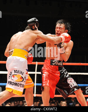 (L-R) Sonny Boy Jaro (PHI), Toshiyuki Igarashi (JPN), le 16 juillet 2012 - Boxe : Sonny Boy Jaro des Philippines en action contre Toshiyuki Igarashi du Japon au cours de la masselotte WBC title bout à l'Escadre Hat Kasukabe à Saitama, Japon. (Photo par Mikio Nakai/AFLO) Banque D'Images