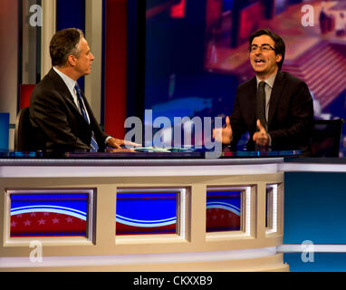 30 août 2012 - Tampa, Floride, États-Unis - JON STEWART et John OLIVER parler de politique au cours de l'émission quotidienne "' quatre nuits d'exécution affiche intitulée "ZAP 2012 : La route de Jeb Bush 2016' lors de la Convention Nationale Républicaine. Banque D'Images