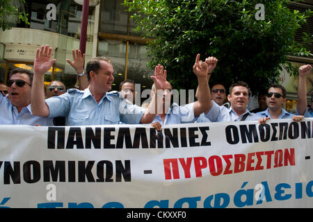 Policiers criant des slogans de protestation. Banque D'Images