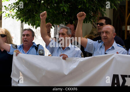 Policiers criant des slogans de protestation. Banque D'Images