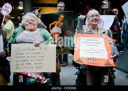 Londres, Royaume-Uni. 31e Août 2012. Deux personnes en fauteuil roulant pour protester contre l'action de promotion de l'Atos Origin des Jeux paralympiques 2012. Credit : Pete Maclaine / Alamy Live News Banque D'Images