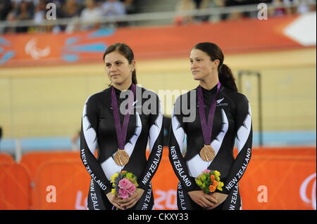 31.08.2012 Londres, Angleterre. Phillipa Gray et Laura Thompson de la Nouvelle-Zélande à la cérémonie de remise des médailles lors de la deuxième journée de cyclisme sur piste paralympique le vélodrome. Banque D'Images