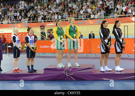 31.08.2012 Londres, Angleterre. Phillipa Gray et Laura Thompson, de Nouvelle Zélande, Aileen McGlynn et Helen Scott de Grande-Bretagne et Felicity Johnson et Stephanie Morton à la cérémonie de remise des médailles lors de la deuxième journée de cyclisme sur piste paralympique le vélodrome. Banque D'Images